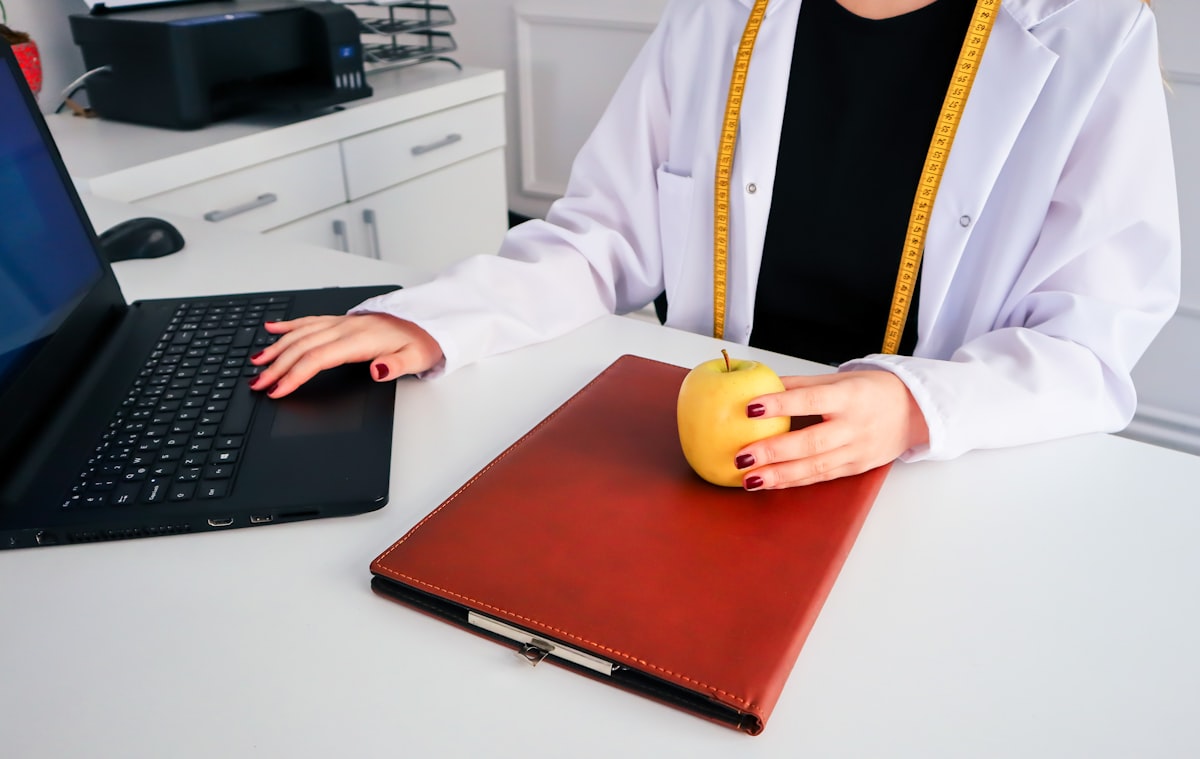 Consulente nutrizionale Consultnutritionpro durante una sessione di lavoro